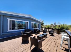 Modern Cabin with Arcade, Foosball Table and Fire Pit in Meadview, Arizona，位于Meadview的酒店