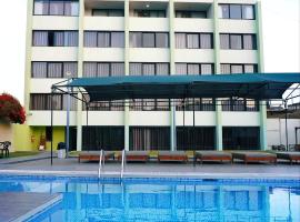 假日套房酒店，位于塔克纳的酒店