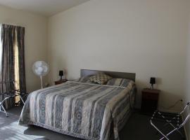 ------，位于怀蒂昂格的酒店