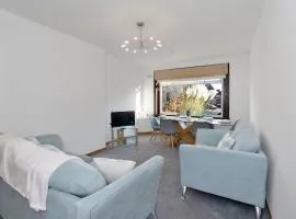 Free Parking - Central - Sleeps 6 - 3 Bedrooms