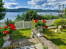 Gult Hus Ved Fjorden I Idylliske Holmsbu，位于Holmsbu的酒店