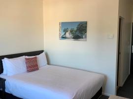 --------------，位于新普利茅斯的酒店