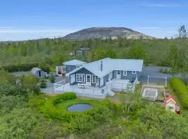 Modern 4BR Summerhouse with Sauna and Hot Tub