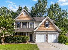 5-Bed Gem Close to Duluth Fun Sleeps 16，位于德卢斯的酒店