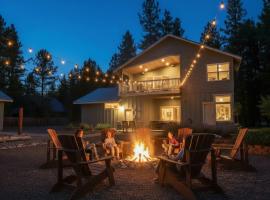 Cozy Pine Cabin Private Pool Access & Family Fun，位于罗纳德的酒店