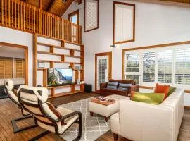 Hilltop Luxury Yosemite Retreat with Spa, Pool, Views