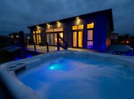Teal Lodge Cornwall - hot tub, indoor pool, near Perranporth，位于库伯特的酒店