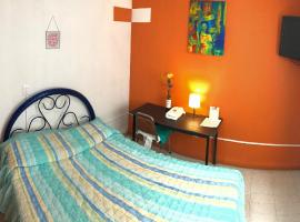 Habitacion privada en Centro Lopez Mateos con Aire Acondicionado Oficina Estacionamiento，位于莱昂的酒店