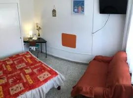 Habitacion con aire acondicionado y sofa en Departamento en el Centro Estacionamiento