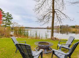 Fish, Swim and Explore! 2-Cabin Camp on Round Lake，位于拉克的酒店