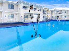 2 Bedroom Pacific Blue Poolside Escape - Oaks Port Stephens Pacific Blue Resort，位于萨拉曼德湾的带停车场的酒店