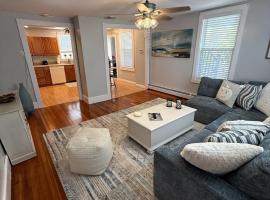 Bright 2BR by the Beach & Near Historic Salem，位于比弗利的酒店
