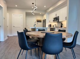 Paradise Point - Hot Tub & Mountain Views，位于戈尔登的酒店