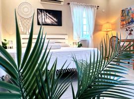 Driftwood By The Beach Goa，位于比纳里姆的带泳池的酒店