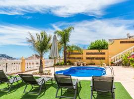 CHALET CON PISCINAS Y VISTAS DE ENSUEÑO，位于阿尔姆尼卡的酒店