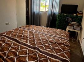 Large country house with pool and large kitchen，位于Luque的酒店