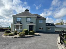 6 bed house, 4 bath house in Brickens，位于克莱尔莫里斯的酒店