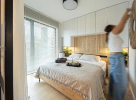 Marina Ostróda III - widok na jezioro, podziemny garaż, winda, klimatyzacja, wanna i prysznic, 2 łazienki, lux，位于奥斯特罗达的酒店