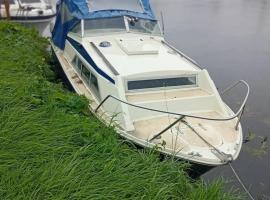 A Mini Cruise in Limerick Escape to nature 2 nites for 150 euros，位于亚达尔的酒店