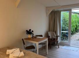 Cozy tiny house close to Schiphol Ams Airport，位于Rijsenhout的酒店