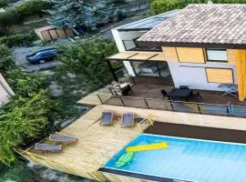 Mountain-view eco-friendly cottage