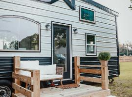 Cozy Tiny Home in Pace, near Pensacola Beach，位于Pace的酒店