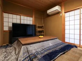 1日1組限定の貸切の民泊です 全館禁煙です 屋外喫煙所無し 間取りは2LDkです 2階部分だけを貸し出してます 1階は立ち入り不可です 翌年の4月2日までコタツを設置しています ペット不可