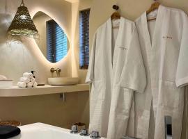 Casa Cinta - Sanctuaire Balinais avec Baignoire Balnéo et Cinéma Privé，位于Croix的酒店