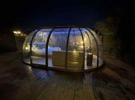 Dôme du puits avec jacuzzi et sauna privatif，位于Havinnes的酒店