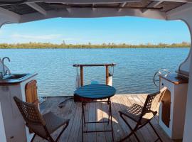 Island Time in Key West，位于基韦斯特的船屋