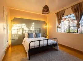 Casa céntrica con 4 habitaciones y estacionamiento