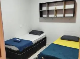 Quarto individual com 2 camas box de solteiro hostel 940