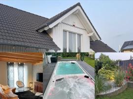 Wellness-Villa-Eifel 3 Schlafzimmer，位于梅谢尼希的酒店