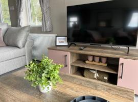 NEW 2025 Modern 3Bedrooms Lodge Walk to Beach，位于莫克姆的酒店