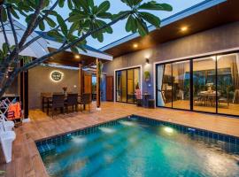 Breeze Casa Private Pool Villas，位于Nikhom Sang Ton Eng Khuan Phet的带停车场的酒店