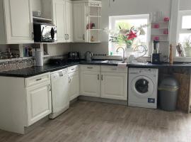 Premium 7 Bedroom house on Thingwall Road CH613UB，位于伯肯黑德的酒店