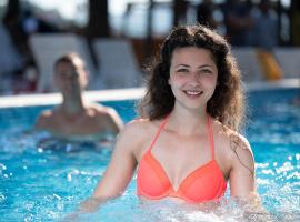 SPA Hotel Elbrus，位于韦林格勒的带泳池的酒店