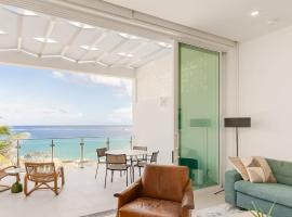 Sunset Point Vacation Luxury Oceanfront Condo West Bay，位于西湾的酒店