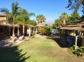 las palmeras departamento planta alta Catamarca，位于San Isidro的带泳池的酒店
