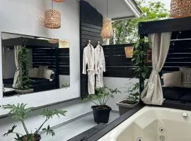 Pousada Flat com jacuzzi privativa aquecida 300 m da Praia e Roda Gigante