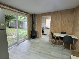 Cabaña interior en el centro de llanquihue，位于延基韦的酒店