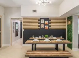 Jacuzzi and Games Close to Dwtn Disney and Parks