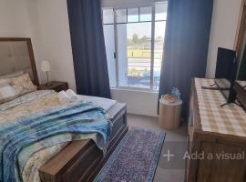 Quiet Room with Ensuite, Kitchenette, Veranda & Lake View，位于Kelmscott的酒店