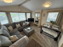 Lucas Retreat Hot Tub Lodge, Bockenfield Morpeth，位于莫珀斯的酒店