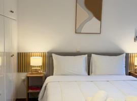 Boho Coastal Retreat with Jacuzzi, 1 min to Beach，位于雅典的酒店