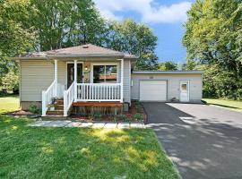 Lake Trail Cottage，位于密歇根城的海滩酒店