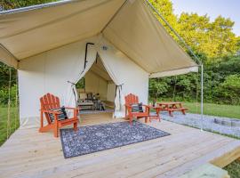 Nature's Haven with a Cozy River Escape，位于Cassville的酒店