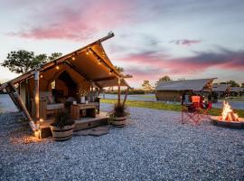 Boutique Camp Escape near Roaring River，位于Cassville的酒店