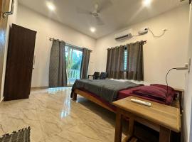 Waves Morjim，位于莫尔吉姆的酒店