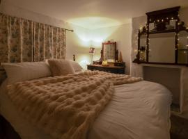 Cissy's Cottage - traditional thatched cottage, on the Causeway Coast，位于Aghanloo的酒店